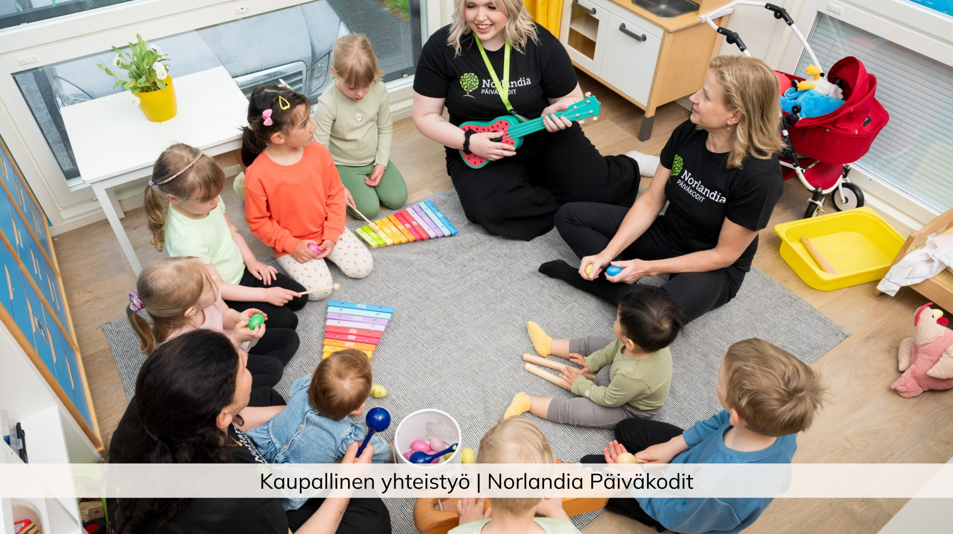 Lapsia, aikuisia ja soittimia.
