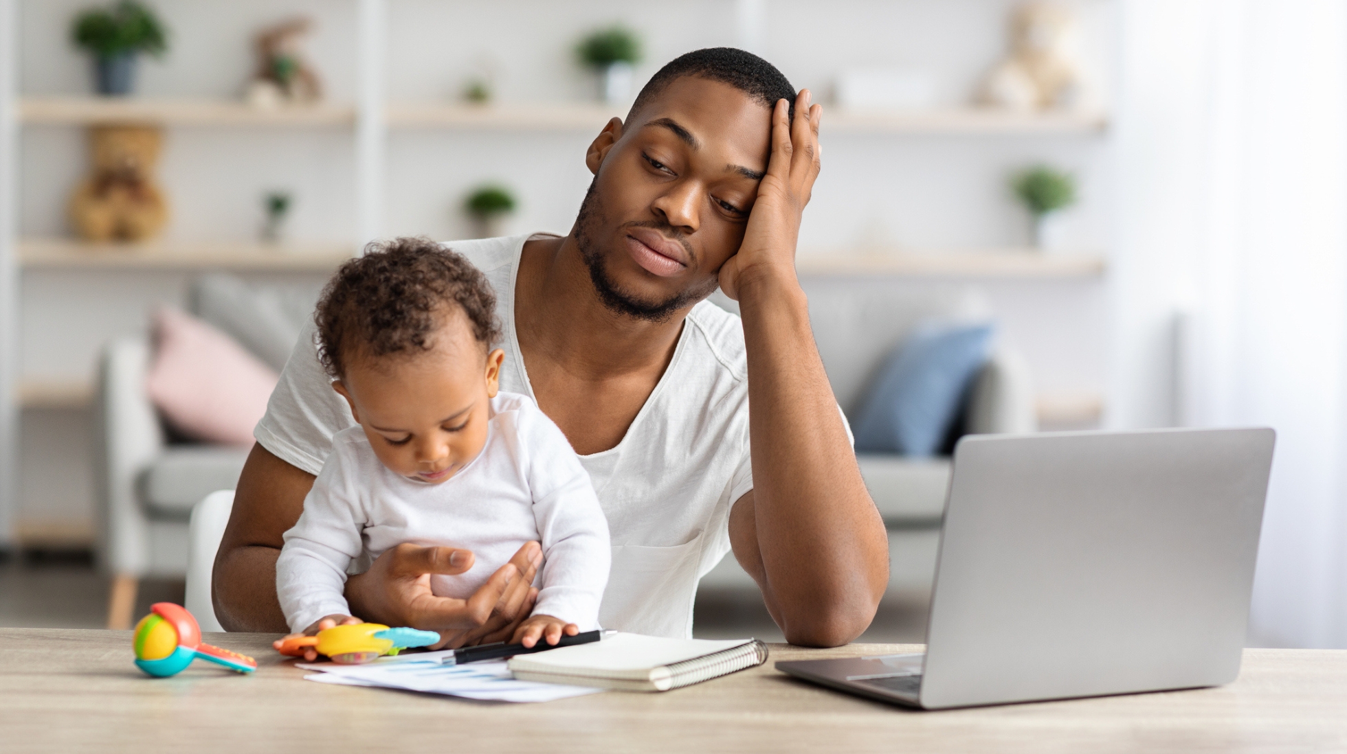 väsynyt tai masentunut isä lapsi sylissä