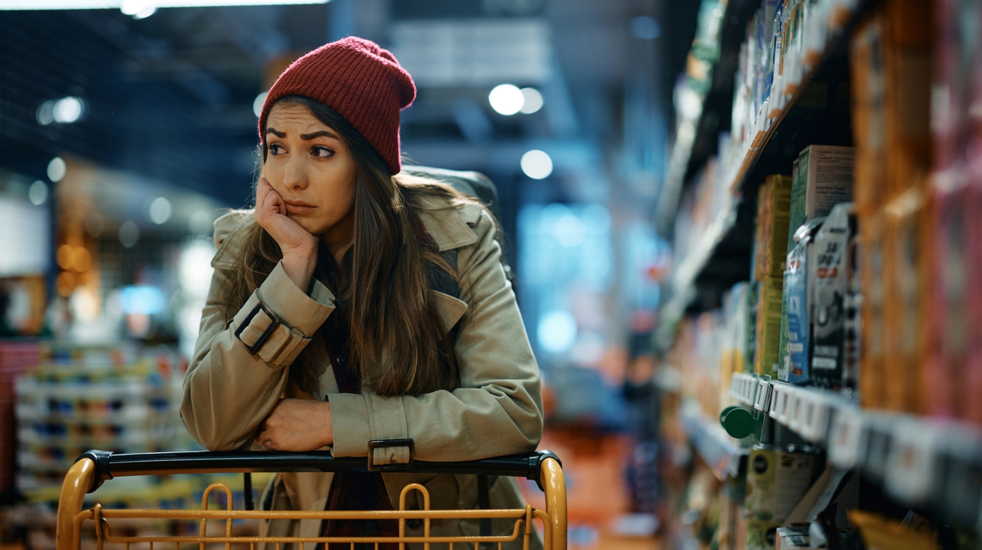 Mietteliäs nainen ruokaostoksilla kaupassa