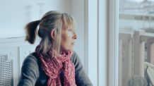 Näkymätön suru, josta puhutaan liian vähän: ”Kipu seuraa hautaan asti” Ikääntynyt nainen katsoo ulos ikkunasta mietteliäänä