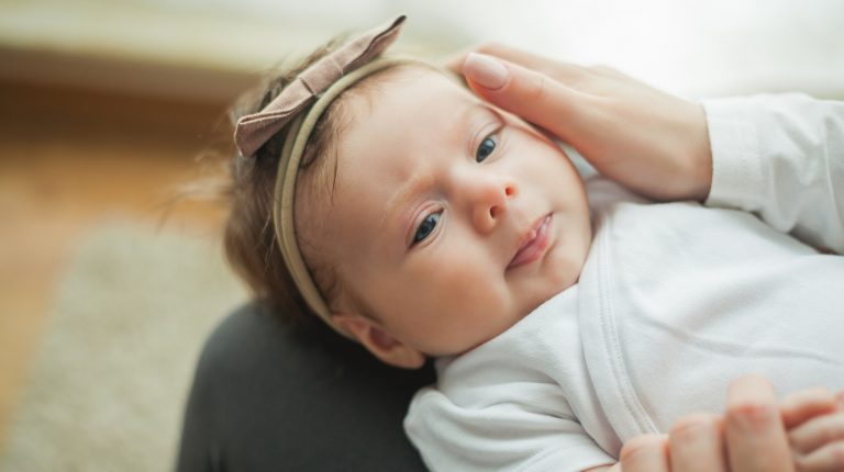 Vauvalla rusettipanta otsalla.