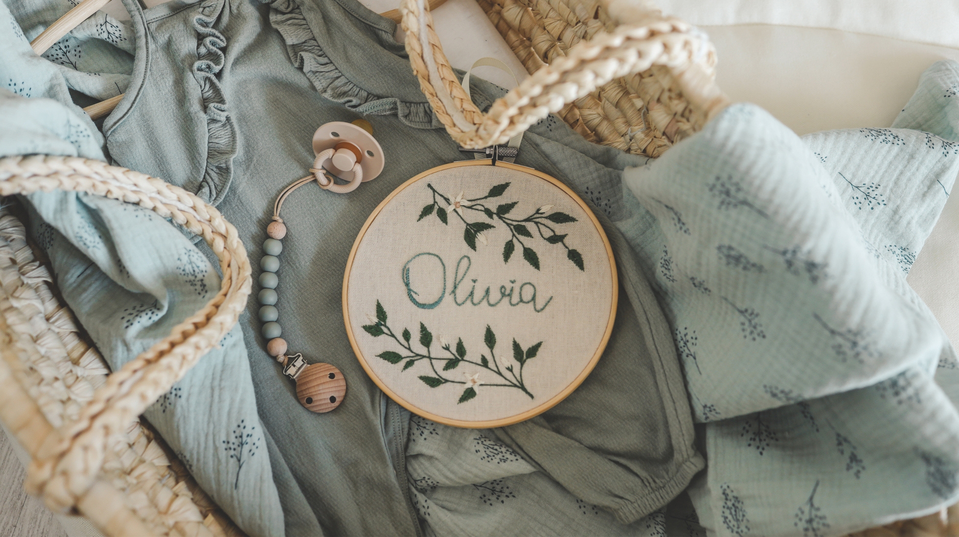 Vastasyntyneen tarvikkeita ja nimikyltti, jossa lukee Olivia