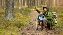 Unohtuuko aina jotain? Näin pakkaat kesäretkelle lapsen kanssa isä ja lapsi tutkivat luontoa metsäretkellä