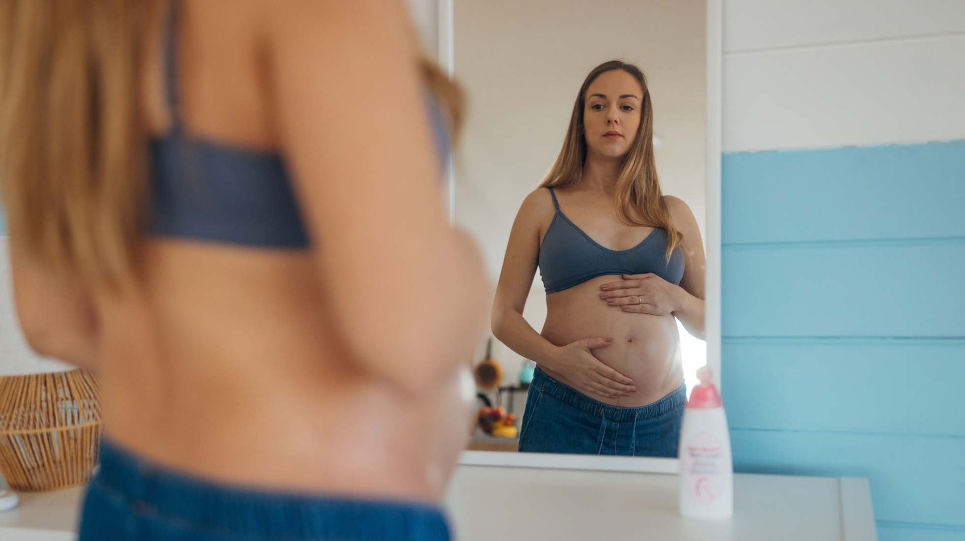 Raskauden aikana muuttuva keho voi haastaa kehosuhdetta, mutta toisinaan raskaus voi auttaa suhtautumaan omaan kehoon myös aiempaa lempeämmin. Kuva: iStock | Kosamtu